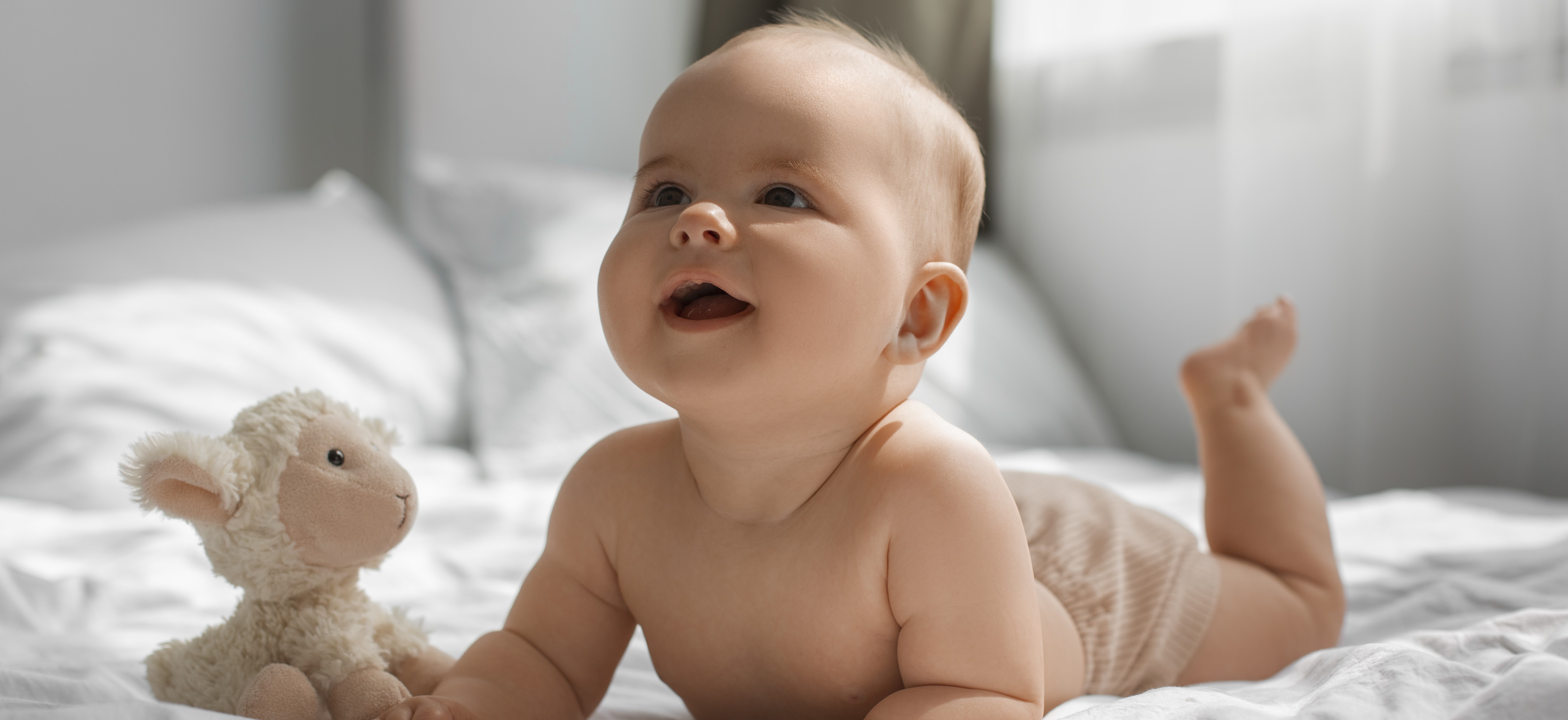 Mulher com pele saudável após tratamento de acne