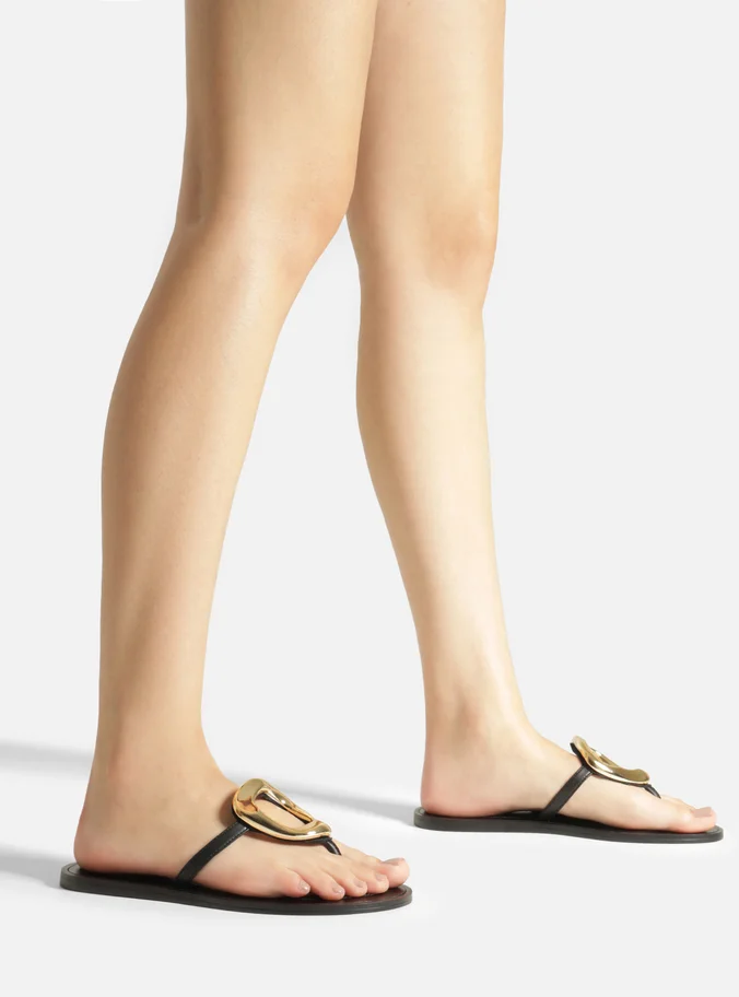 Rasteira Tiras Finas Metal Orgânico Preto